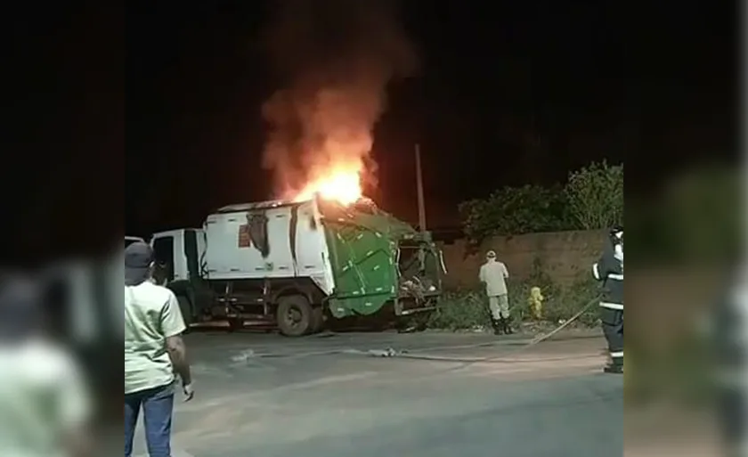 Imagens mostram o fogo e a dificuldade dos Bombeiros em controlar as chamas. - Foto: Divulgação