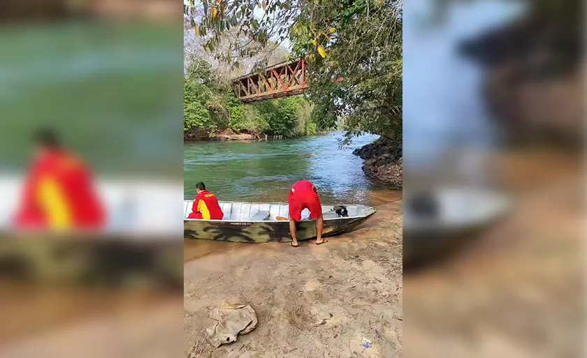 Trabalhador saltou de ponte férrea sobre o rio Verde e desapareceu na correnteza. - Foto: Divulgação/Corpo de Bombeiros