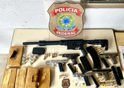 Armas e drogas foram apreendidas durante a operação - Foto: Divulgação/PF