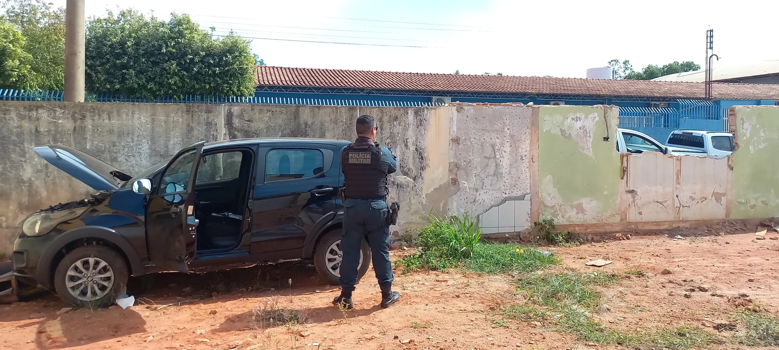 Populares avistaram o carro escondido em um terreno baldio e acionaram a Polícia Militar. - Foto: Alfredo Neto/JPNews