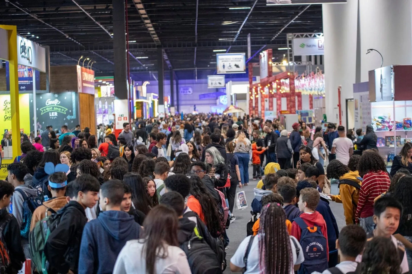 Com mais de 600 mil visitantes e a participação de 700 autores nacionais e internacionais, o evento marcou a cena literária - Divulgação/Bienal do Livro SP