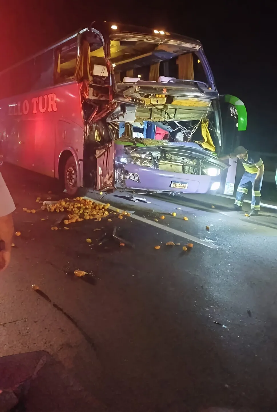 Motorista do caminhão teria mudado de faixa causando o acidente em uma tentativa de ultrapassar outro veiculo. - Foto: Divulgação