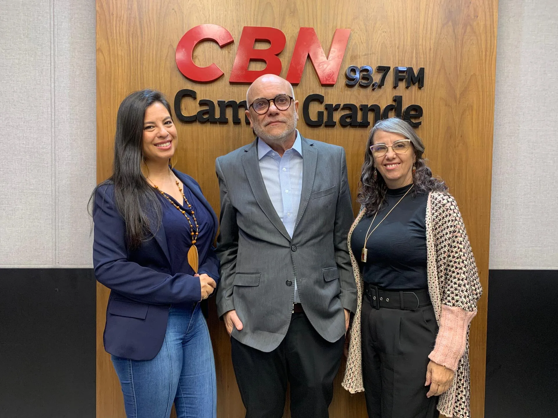 Da esquerda para direita: Carina, José Marques e Denise no estúdio da rádio CBN-CG - Foto: Duda Schindler