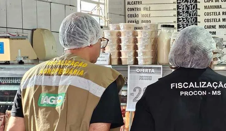 Equipe durante abordagem na casa de carne. - Foto: Reprodução/Procon-MS