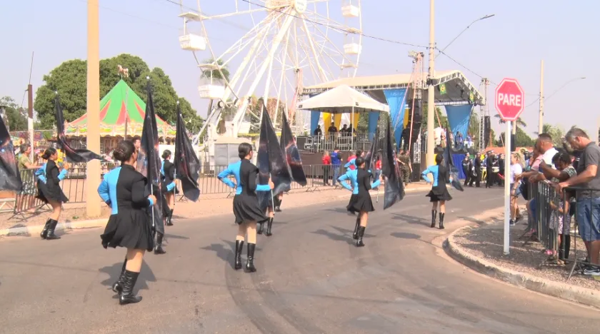 Cerca de 3 mil pessoas participaram no desfile cívico, na Esplanada da NOB, em Três Lagoas. - Foto: Reprodução/TVC