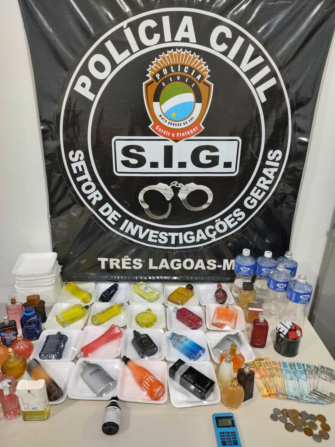 Frascos velhos custavam R$ 1 e falsificador usava álcool e desinfetante para encher as embalagens e vendê-las. - Foto: Divulgação/Polícia Civil