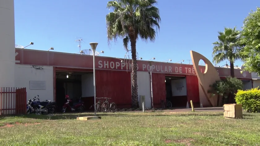 Denúncia informa que o suspeito seria funcionário de um box no local e que a loja alvo dos danos pertence a outra pessoa. - Foto: Arquivo/JPNews