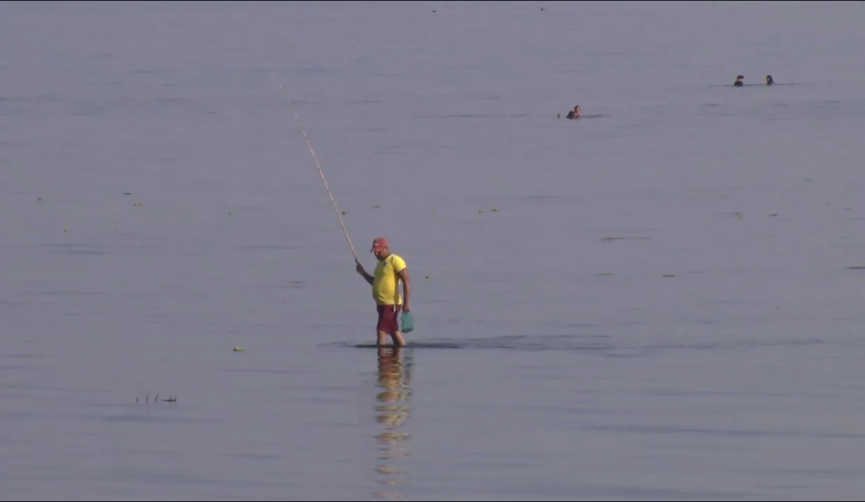 Pescadores caminham tranquilamente em alguns pontos do rio Paraná. - Foto: Reprodução/TVC