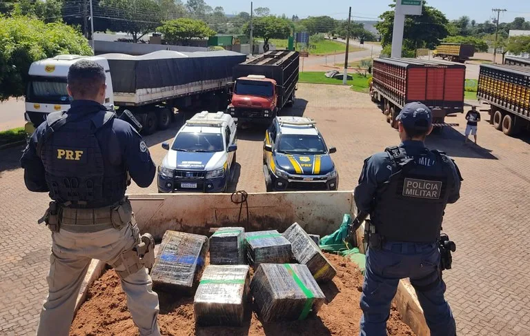 Além das 12 toneladas de maconha, caminhão possuía registro de roubo/furto - Foto: Divulgação/PRF