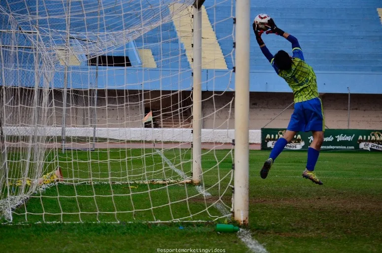 Adolescente de Três Lagoas é eleito melhor goleiro em torneio. - Foto: Divulgação