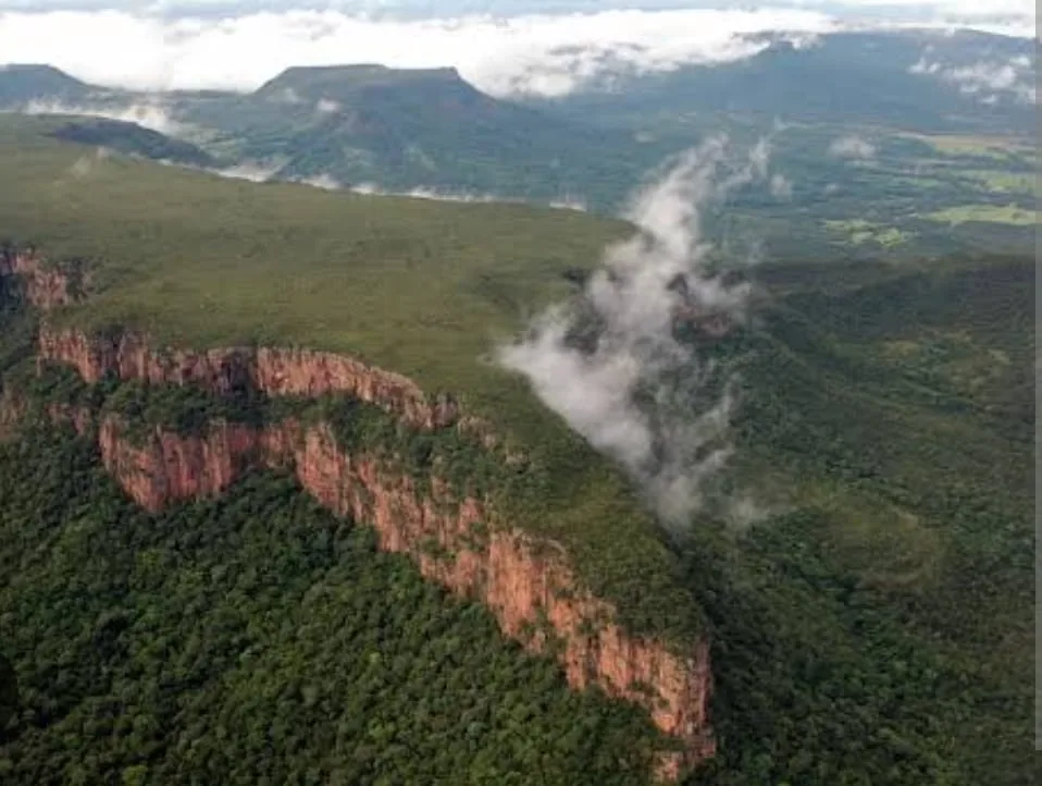 A área do incêndio é de difícil acesso, por isso os bombeiros tentaram chegar ao local com ajuda de helicópteros - Foto: Divulgação/Mídia regional