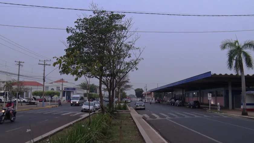 A situação foi agravada pela chegada de uma frente fria que traz ventos do Noroeste. - Foto: Reprodução/TVC