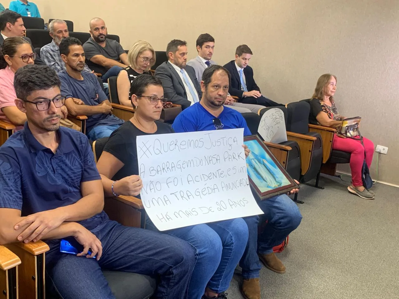 Gabrielle Lopes segurando um cartaz dizendo que a tragédia era anunciada, durante reunião no Ministério Público - Fernando de Carvalho/CBN-CG