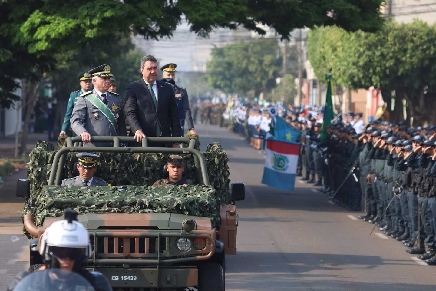 O governador, Eduardo Riedel, e o comandante Militar do Oeste (CMO), general Fernando Estorrilho Baganha, passando em revista a tropa, pouco antes do desfile. Policiais Civis foram avisados minutos antes que não participariam do evento - Foto: Reprodução/ Governo de MS