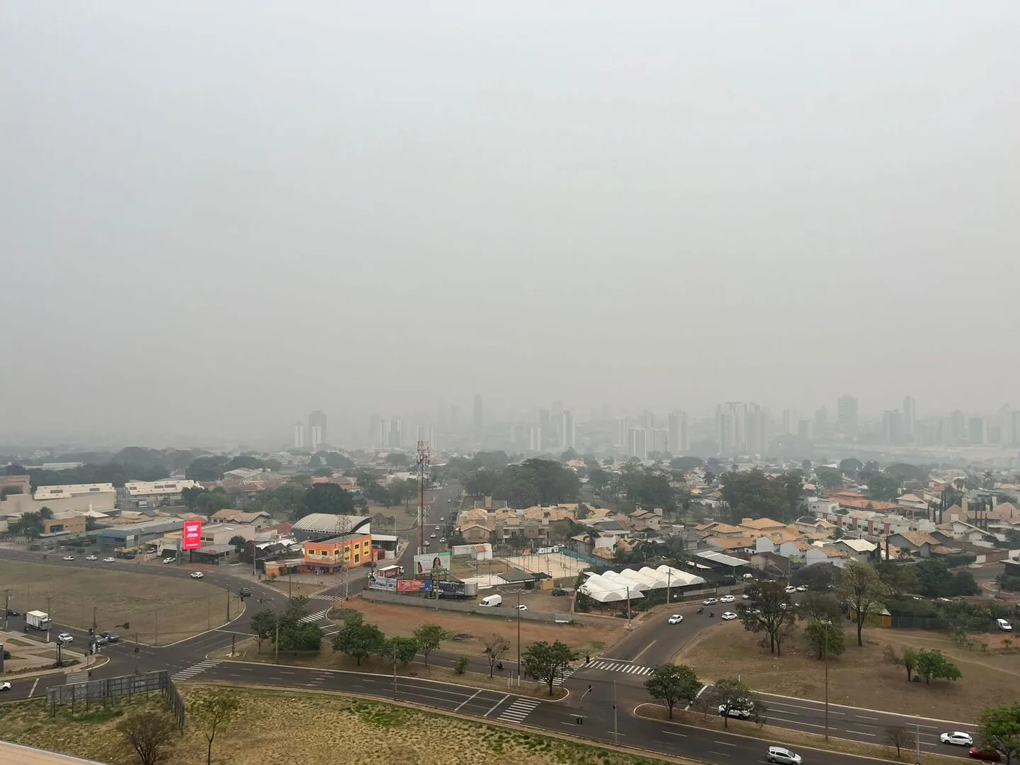 Fumaça ainda toma conta do céu da capital e chegada da frente fria traz mais poluição do ar para Mato Grosso do Sul - Foto: Dendry Rios