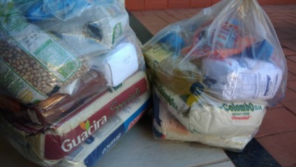 Ao todo, eles ganharam mais de 70 quilos de alimentos, além de um botijão com carga de gás - Lucas dos Anjos/JPNEWS