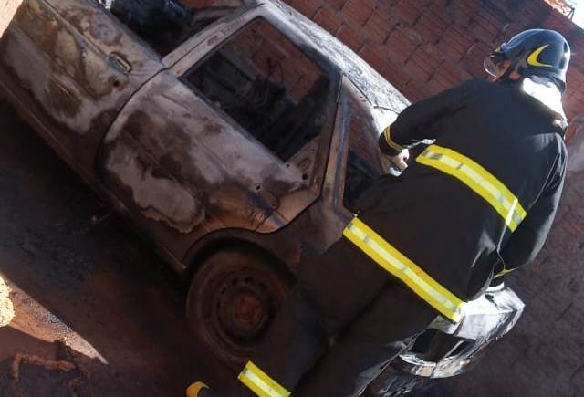 Corpo de Bombeiros trabalha no combate as chamas - Divulgação