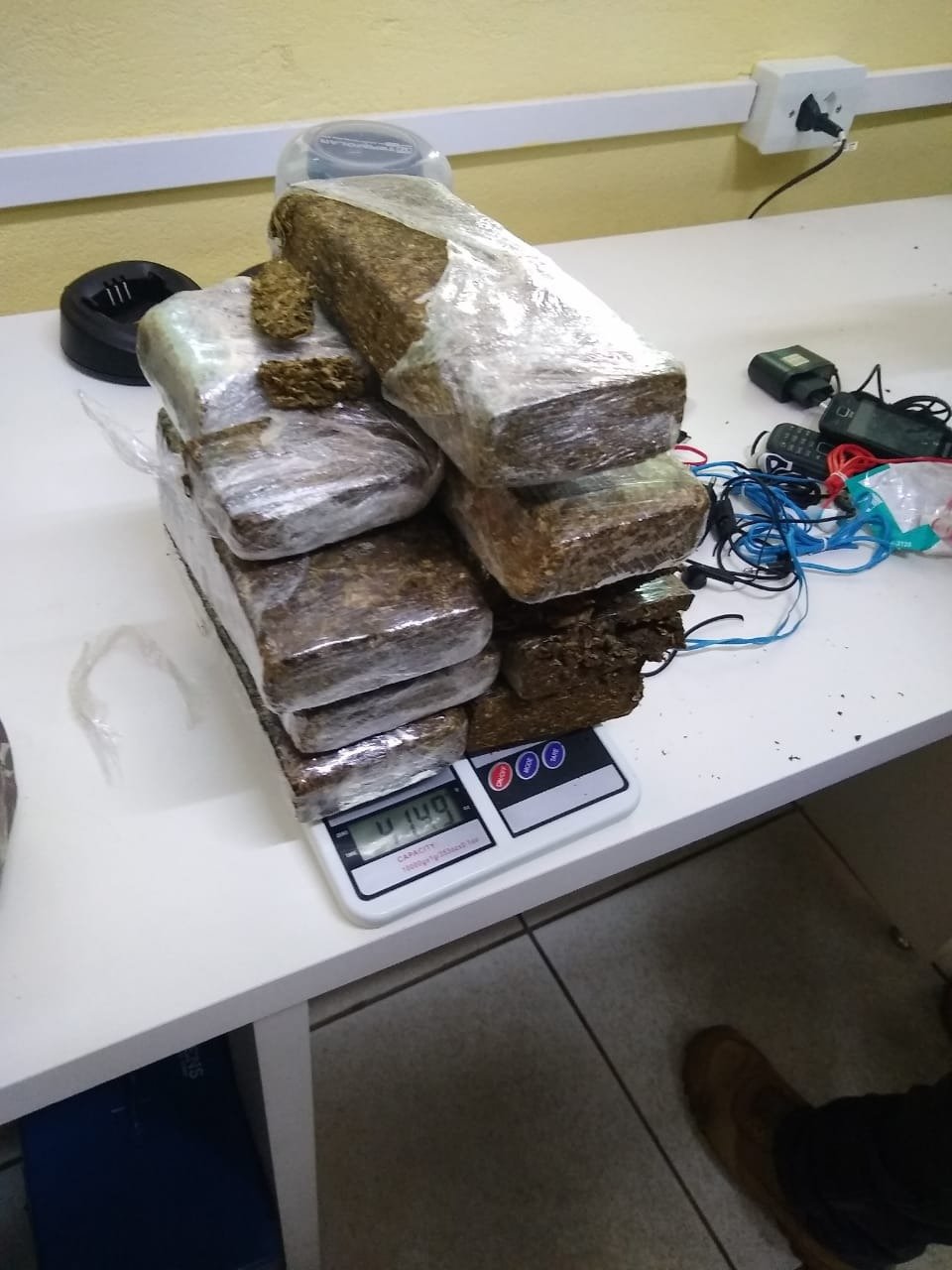 Criminoso tenta jogar drogas para dentro de presídio mas PM intercepta entorpecentes - divulgação