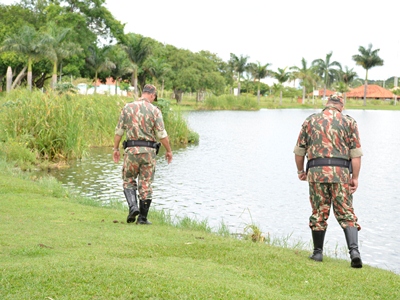 Policiais ambientais caminharam ao redor da lagoa em busca de animais selvagens -