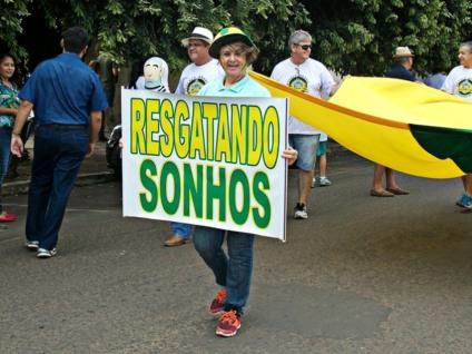 Pessoas caminham por um trajeto entre a Igreja Matriz Católica e a praça Ramez Tebet - Danielle Leduc/JP