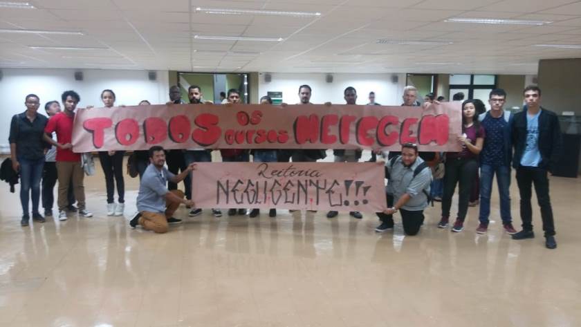 Alunos fizeram um protesto na Assembleia Legislativa, na quarta, para pedir apoio a movimento - Ronie Cruz/CBN