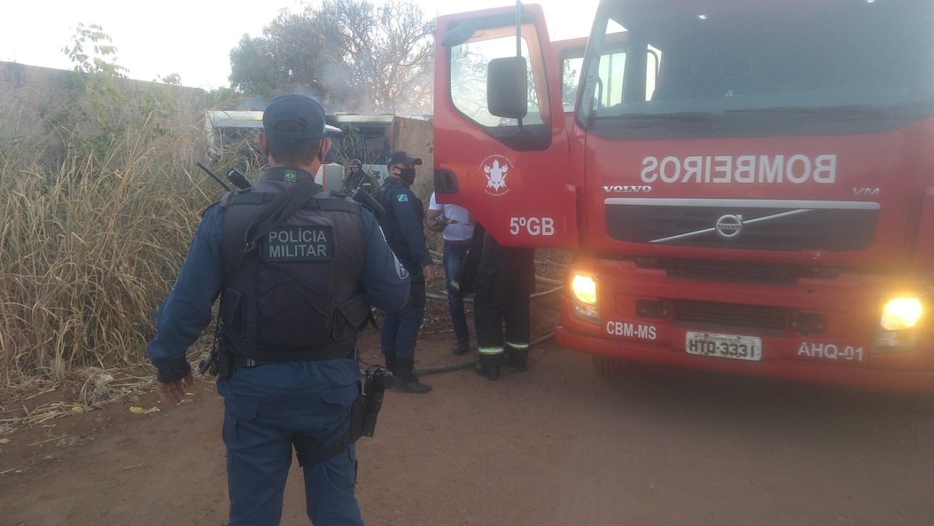 Fogo em mato sai do controle e invade garagem de ônibus - Alfredo Neto/JPNews