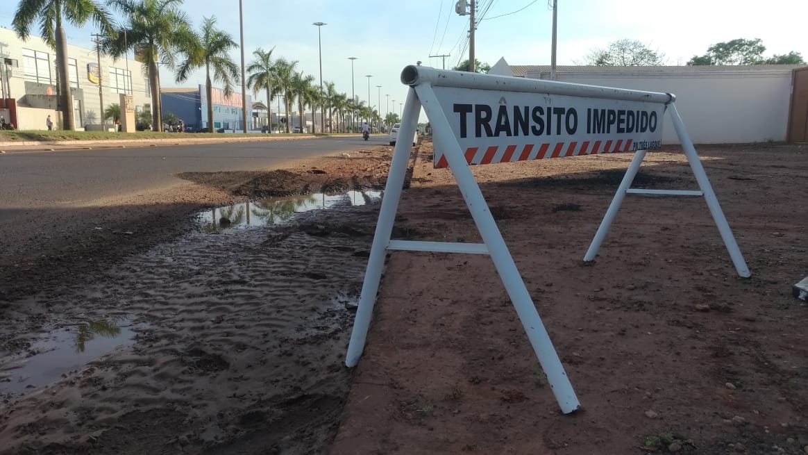 Inicialmente, apenas a base asfáltica foi colocada para receber a cobertura - Marcelo Marcos