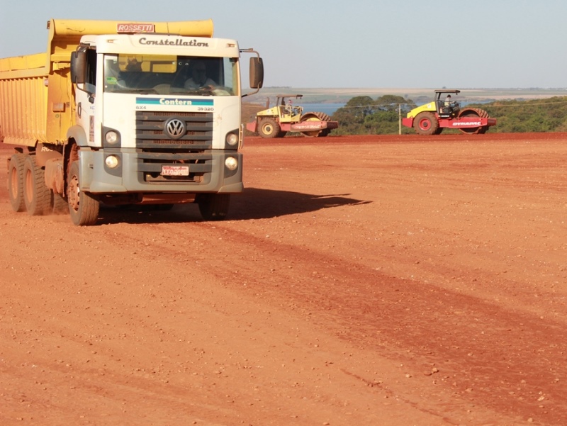 Máquinas trabalham na terraplanagem de obra na empresa Fibria; empresas querem isenção de ISS - Arquivo/JP