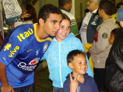 O meia corintiano Boquita posa para fotos no Madrugadão -