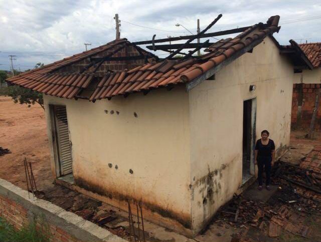 Moradora lamenta o ocorrido em frente à casa, no bairro Jardim das Hortênsias em Três Lagoas - BRUNO PATREZI/ARQUIVO PESSOAL