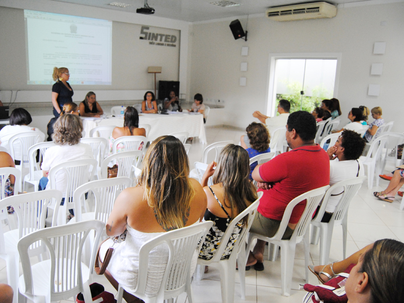 Em assembleia professores descartam greve  - Elias Dias