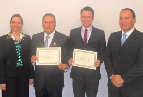 Diogo Tita e vice exibem diplomas, ladeados pela promotora Juliana Nonato e juiz Pácido de Souza Neto - Diogo Tita e vice exibem diplomas, ladeados pela promotora Juliana Nonato e juiz Pácido de Souza Neto -