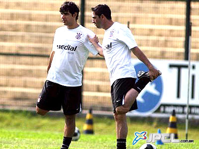 O zagueiro Chicão (dir.) volta a campo hoje com o Corinthians após a parada -