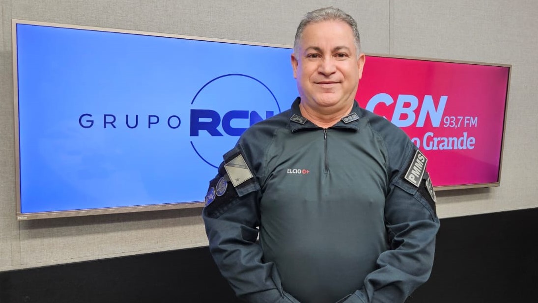 Elcio Almeida no estúdio da rádio CBN Campo Grande