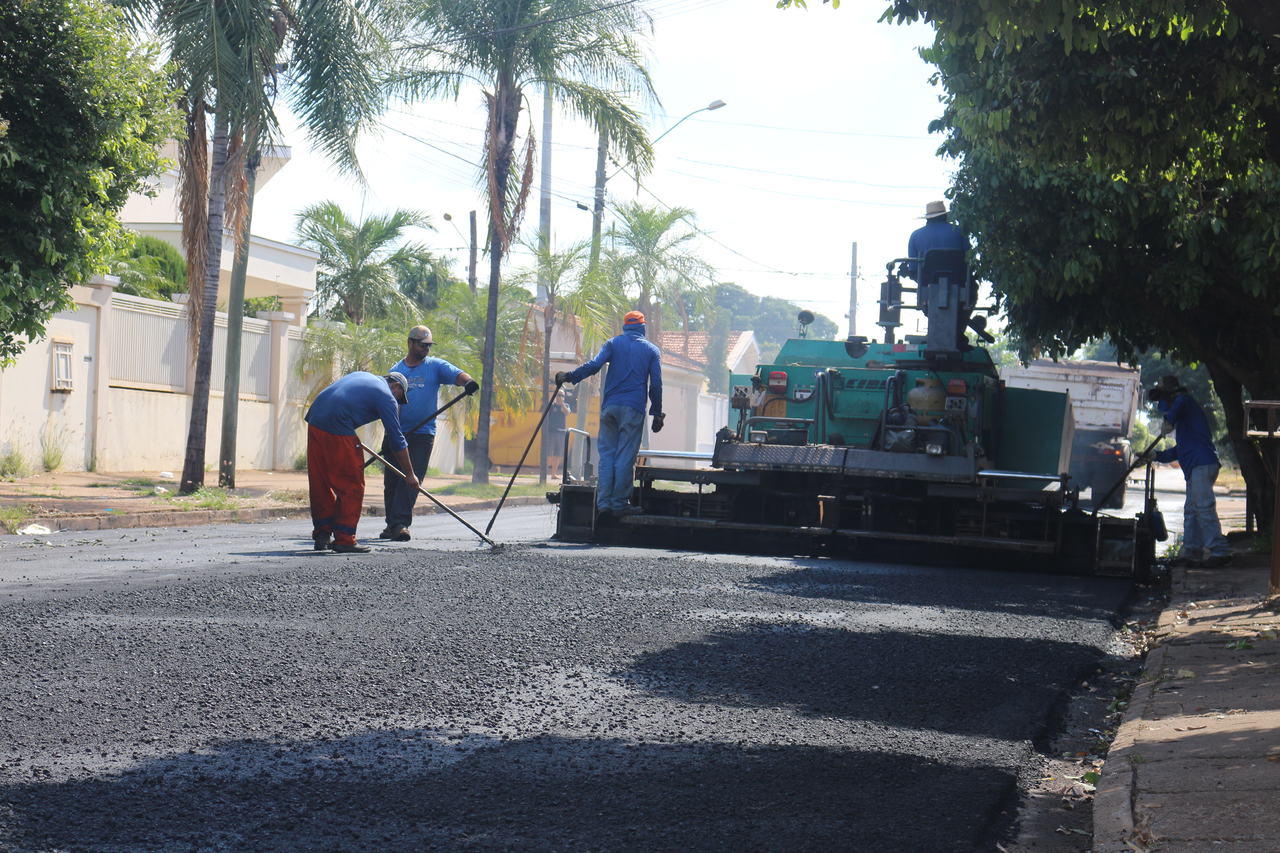 Funcionários de empreiteira trabalham em obras de recapeamento - Danielle Leduc/JPNews