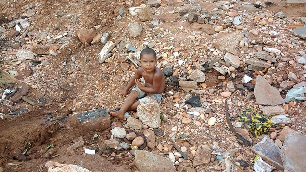 Criança brinca em rua abandonada em Paranaíba. Como será o amanhã? Responda quem puder - Lucas dos Anjos / JPNEWS