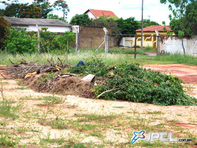 Monte de lixo acumulado em terreno no Santo André -