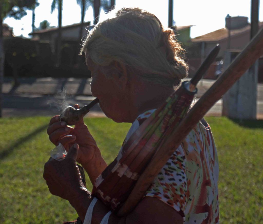 Sexta-feira chega e moradora caminha pela avenida Rosário Congro, em Três Lagoas, mantendo ritual diário - Hugo Leal/JPNEWS