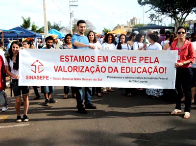 Docentes foram até a feira na manhã deste sábado -