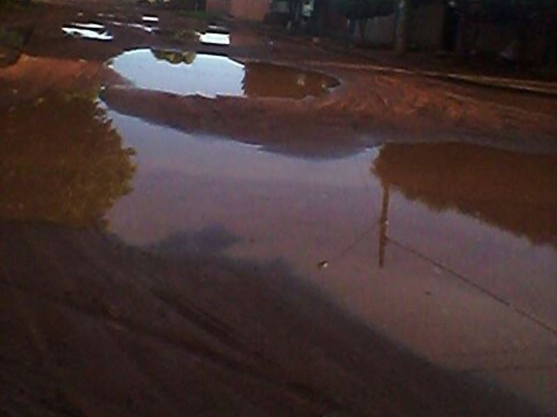 No Jardim Oiti as ruas viram verdadeiras piscinas com água da chuva - WhatsApp