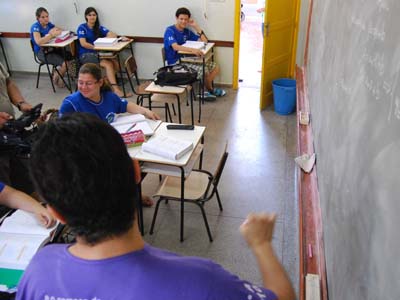 Esses profissionais dificilmente conseguem participar de cursos de extensão, pois são realizados durante o expediente - Esses profissionais dificilmente conseguem participar de cursos de extensão, pois são realizados durante o expediente -