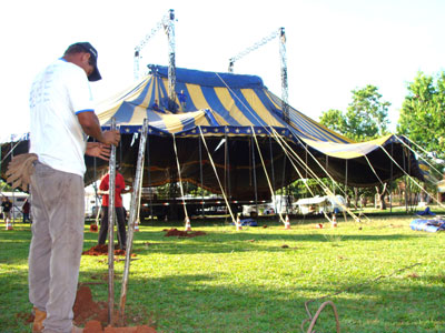 Cerca de 30 homens trabalham na montagem do Circo -