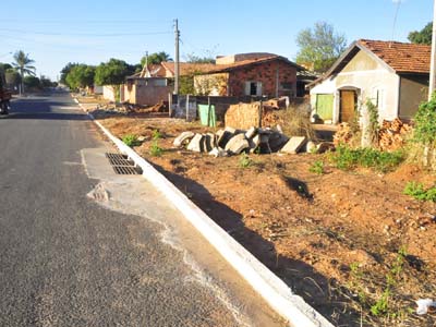 Preço elevado para construir calçada dificulta edificações -