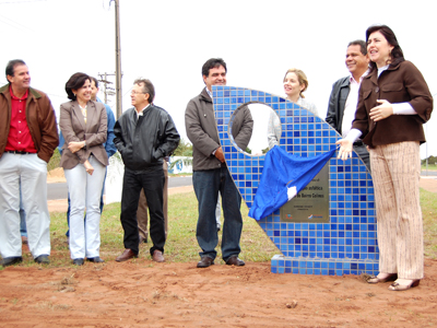 Devido à baixa temperatura, apenas um grupo reduzido de vereadores e secretários municipais compareceu à inauguração -