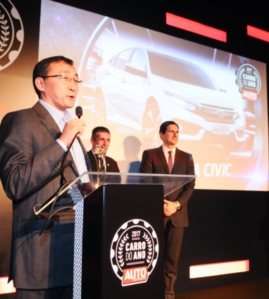 Roberto Akiyama, vice-presidente comercial da Honda, recebe prêmios da revista Autoesporte  - Divulgação