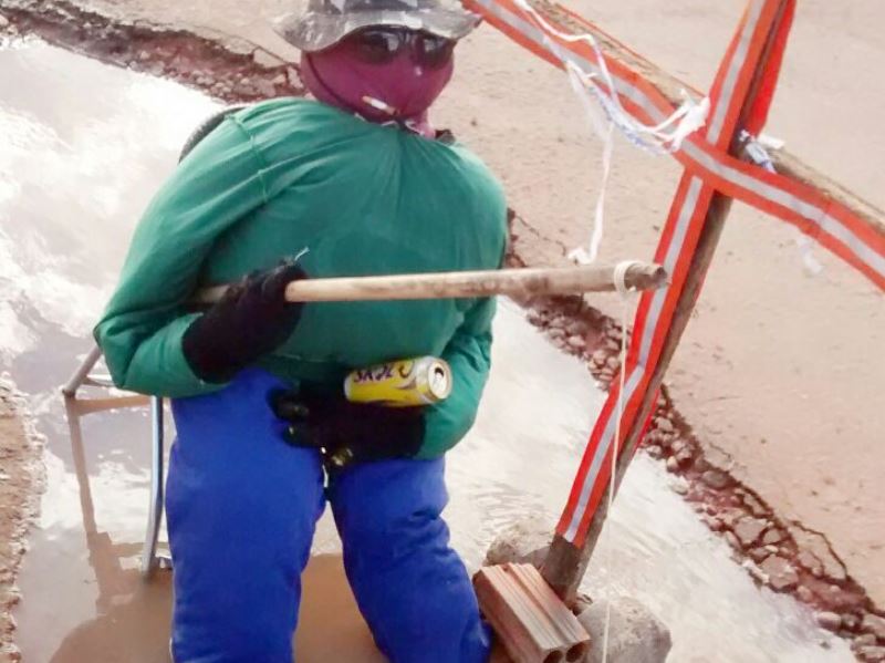 Moradores colocaram um boneco pescando em buraco no bairro Santa Rita - Divulgação