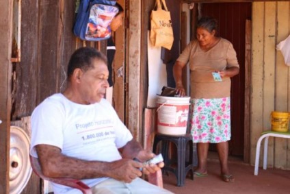 Dona Leonarda, que veio de Bodoquena com a família, recebe R$ 39 do Bolsa Família por mês - Hugo Leal/JPNews