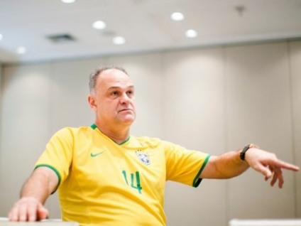 Oscar Schmidt é vaiado e xinga plateia durante palestra Oscar Schmidt é vaiado e xinga plateia durante palestra