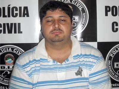 No momento da prisão ele apresentou documentos e até talão de cheques com o nome falso de Leandro Mendes de Barros -