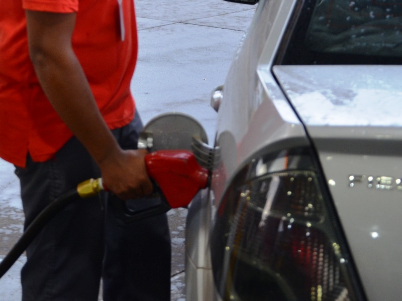 Consumidores terão que ser informados sobre a gasolina utilizada - Claudio Pereira